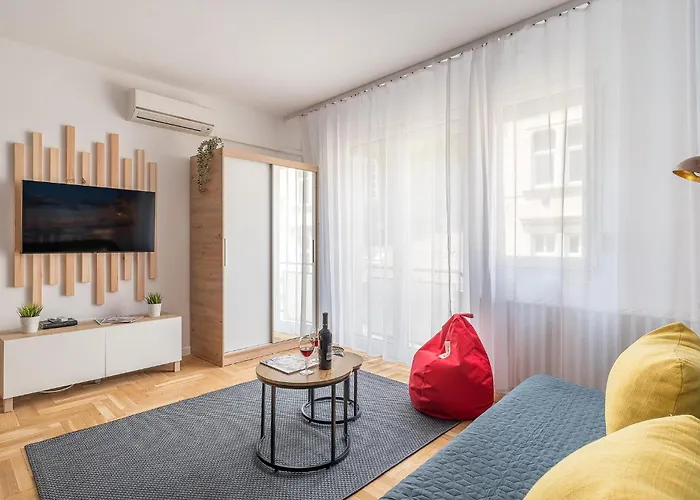 Newly Renovated!!! - Modern 10 Minutes From The Grand Boulevard