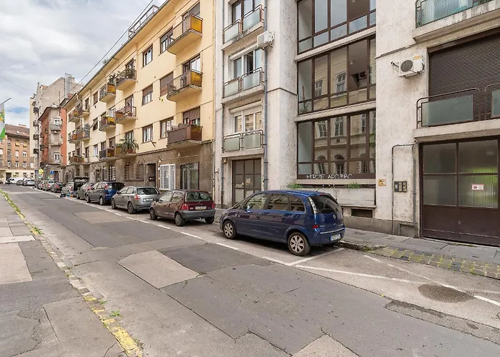 Newly Renovated!!! - Modern 10 Minutes From The Grand Boulevard